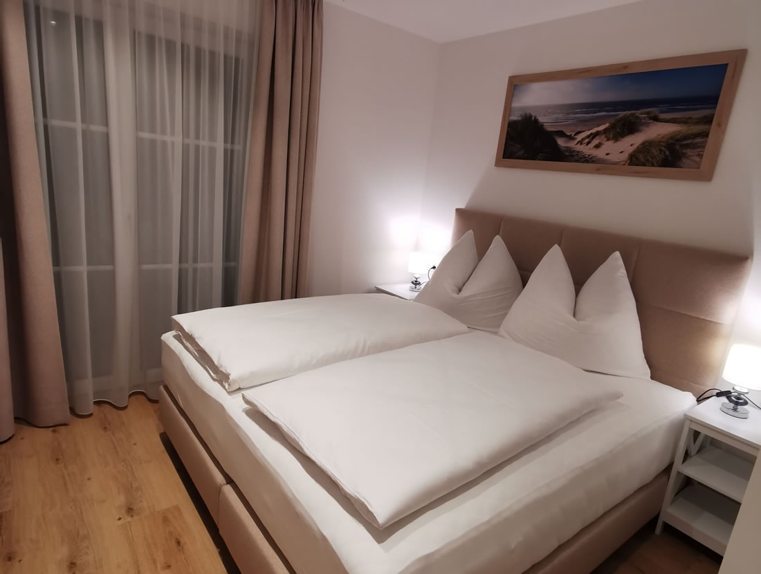 Schlafzimmer mit komfortablem Boxspring-Doppelbett