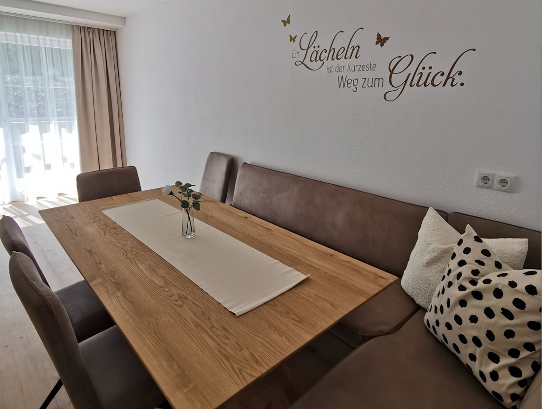 Gemütlicher Esstisch mit Terrasse